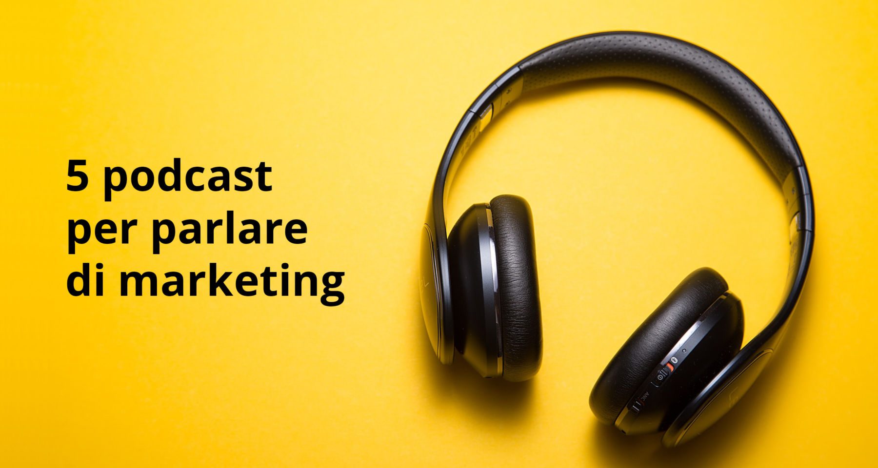 5 podcast per parlare di marketing - cuffie