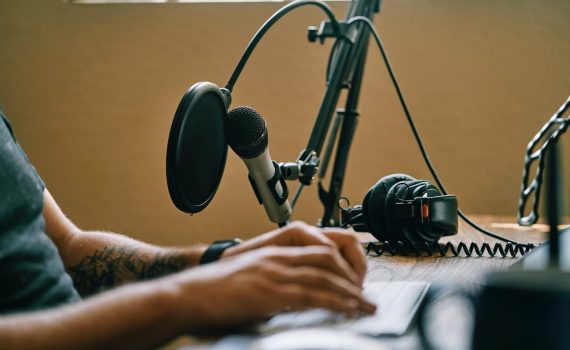 Dai voce ai tuoi contenuti con un podcast